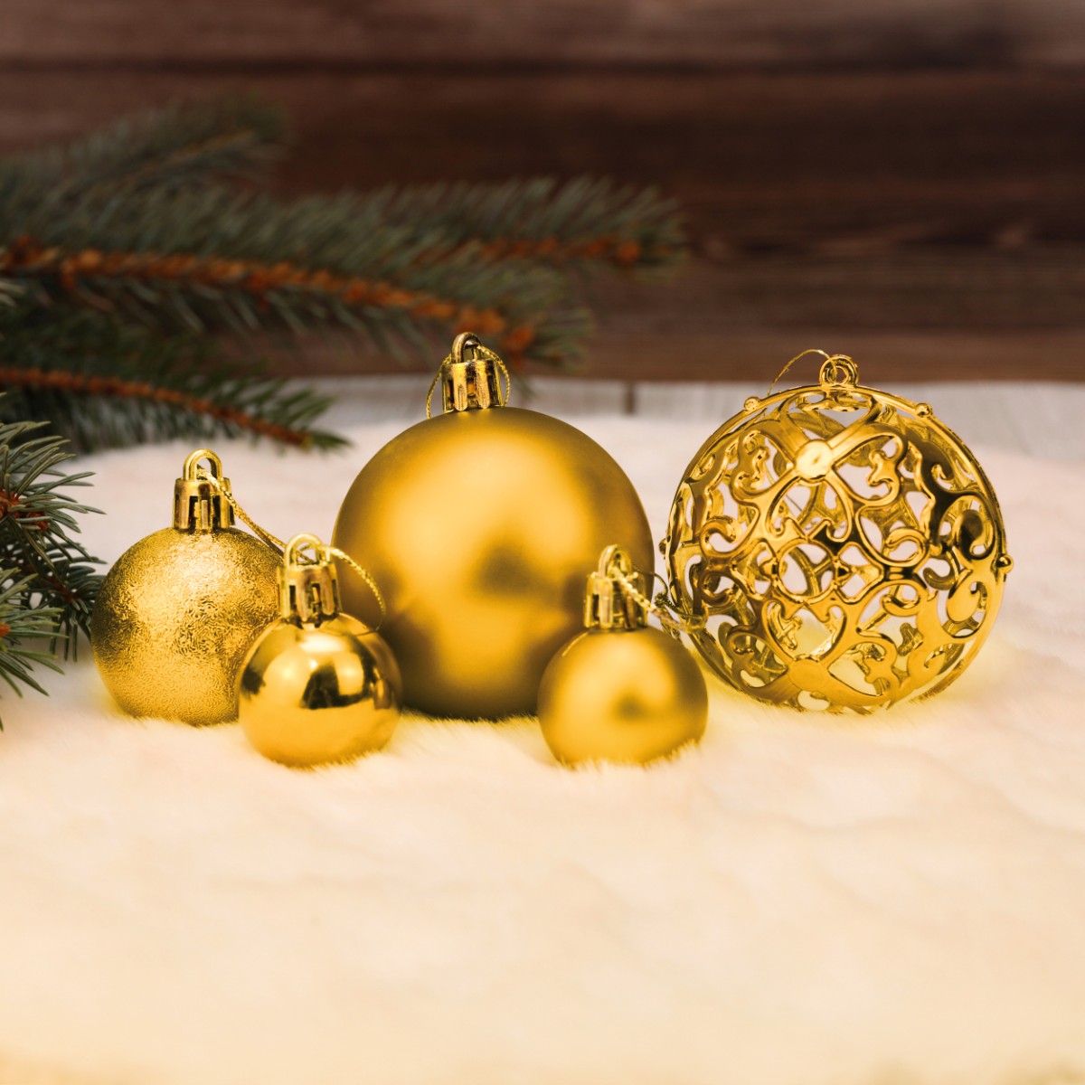 W skład zestawu wchodzą:    32 bombki w rozmiarze 6cm  36 bombek w rozmiarze 4cm  32 bombki w rozmiarze 3cm  1 gwiazda